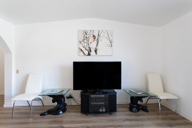 Building Photo - 505 S Farrell Dr