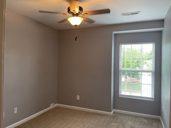 Building Photo - 8806 Shadowglen Dr