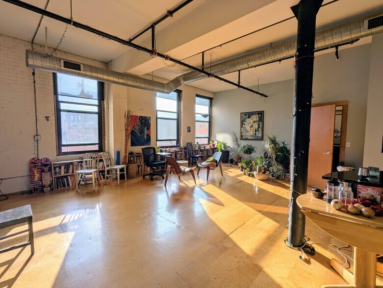 Primary Photo - 523 Jackson St