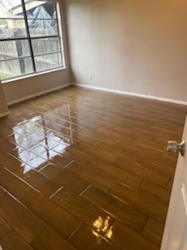 Building Photo - Large 3 bed 2 bath duplex