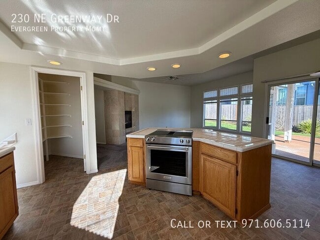 Building Photo - 230 NE Greenway Dr