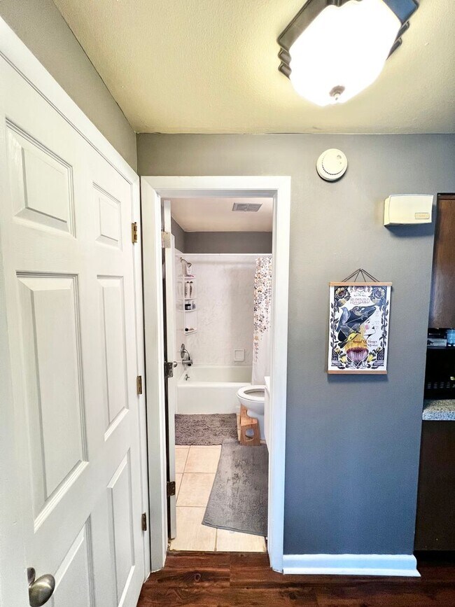 Building Photo - Locust312 (CW-KS)