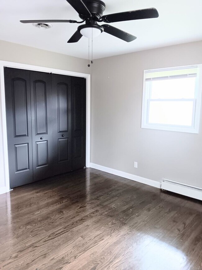 Building Photo - Beautifully Renovated, Modern 3 bedroom 2....
