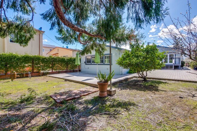 Building Photo - Updated Bungalow located in Downtown Redwood City & 15 miles from SF International Airport