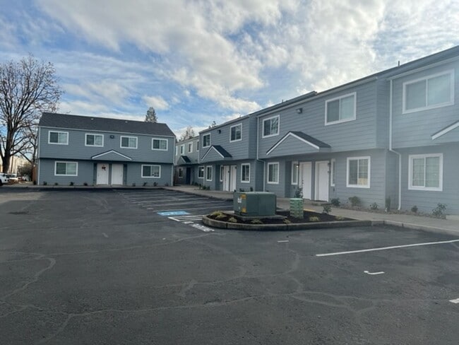 Building Photo - 2 STORY DUPLEX IN THE HEART OF PHOENIX OREGON