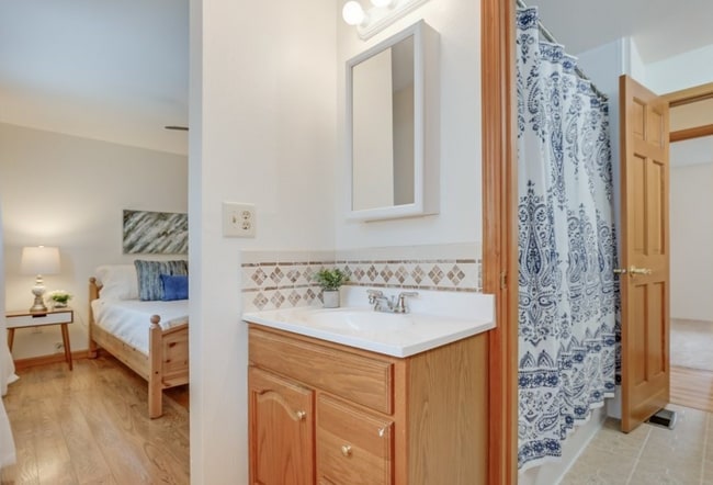 Building Photo - Beautifully Updated 4BR Split-Level Home i...