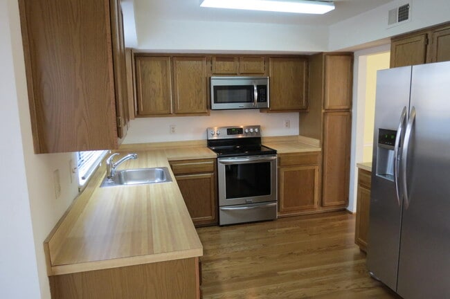 Building Photo - 2208 Wimbledon Cir