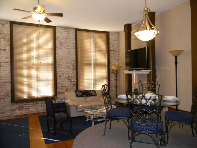 Building Photo - 2315 The Strand