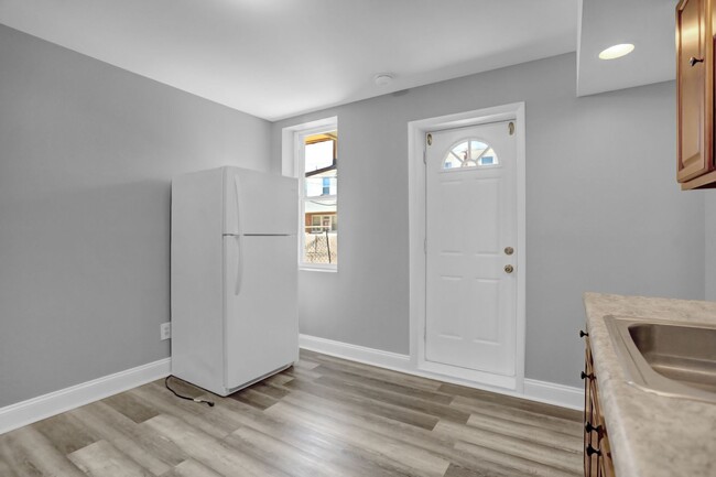 Building Photo - Spacious Renovated Baltimore Row-Home