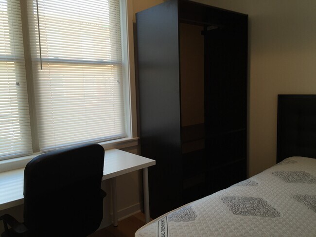 Building Photo - 526 N 36th St