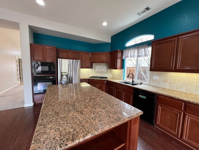 Building Photo - 4 bedrooms, an office and single-story home with a pool!!