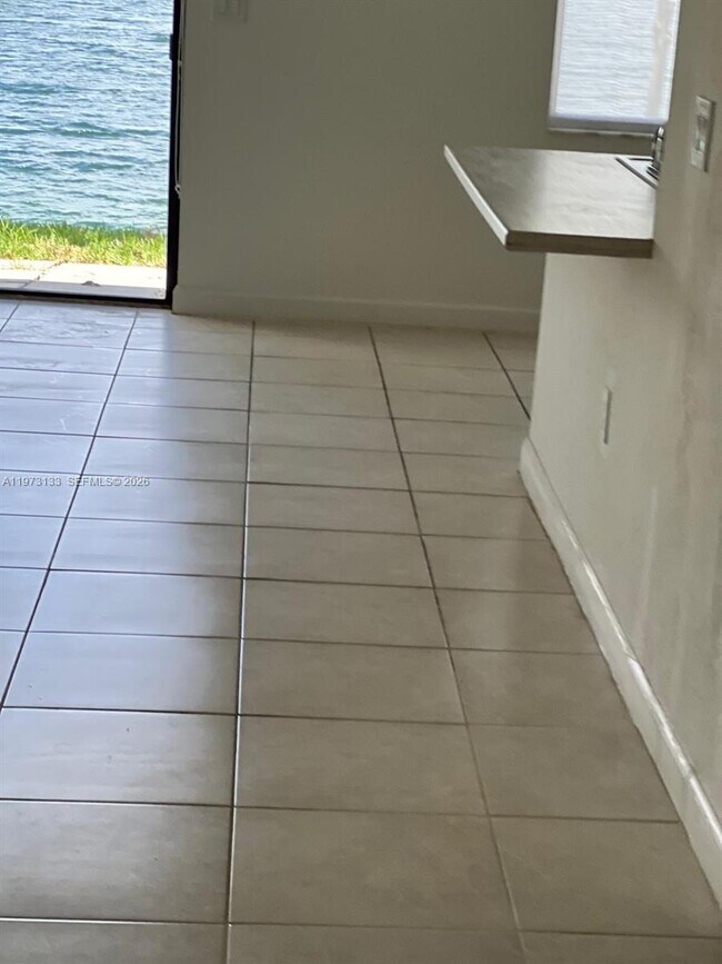 Building Photo - 20564 NE 5th Pl