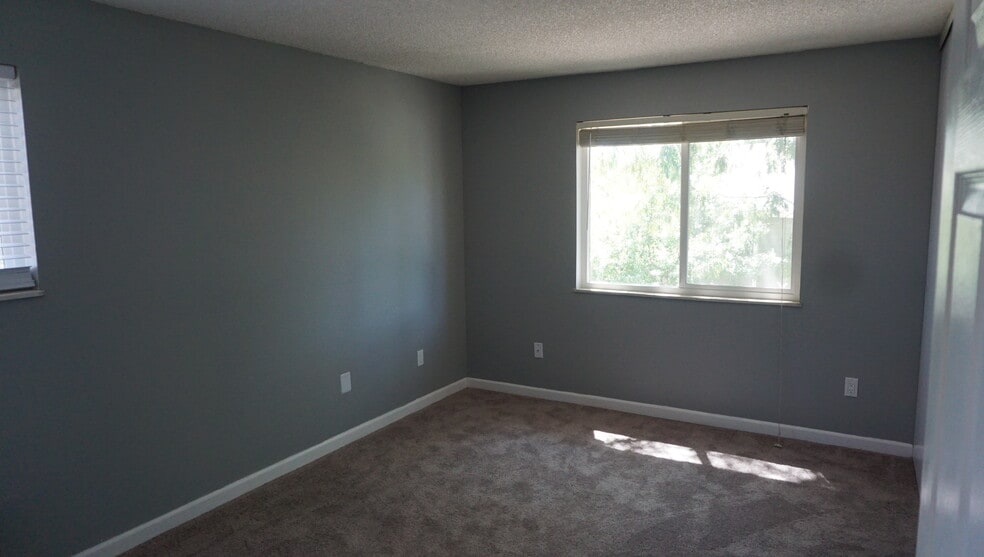 Huge 12' x 12' master bedroom - 4400 S Quebec St