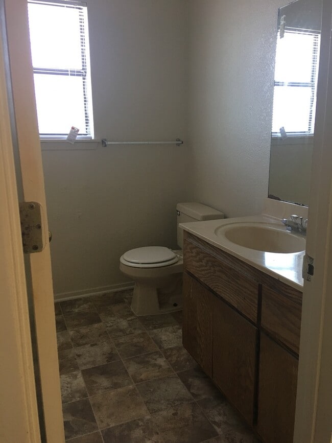 Building Photo - 4 bedroom home for rent