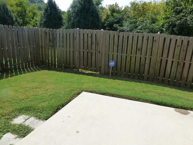 Building Photo - 3 bed, 2 bath, 2 car garage townhouse w/ b...