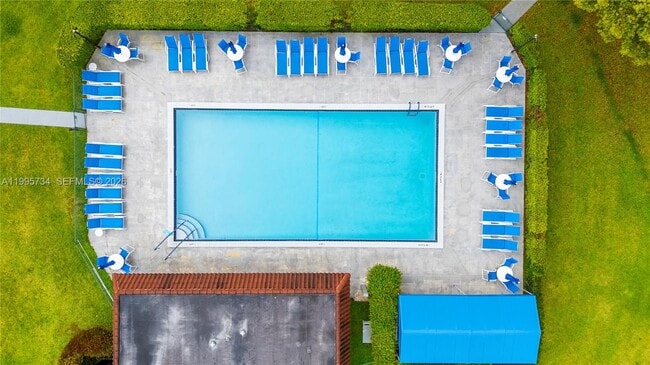 Building Photo - 9200 N Hollybrook Lake Dr