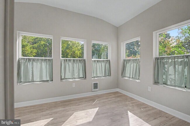 Building Photo - 2615 Point Lookout Cove