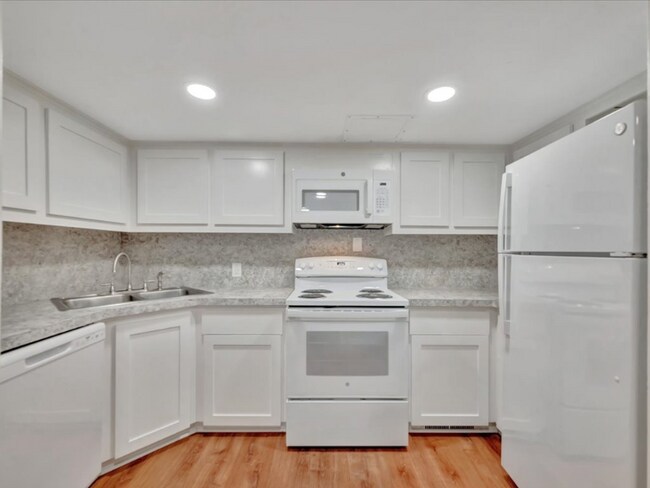 Building Photo - 208 E Starr Ave