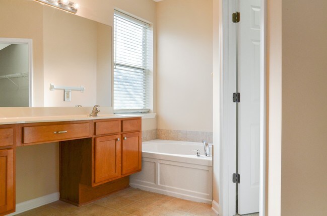 Building Photo - Exceptional Four Bedroom Home Located In Victoria Lakes!