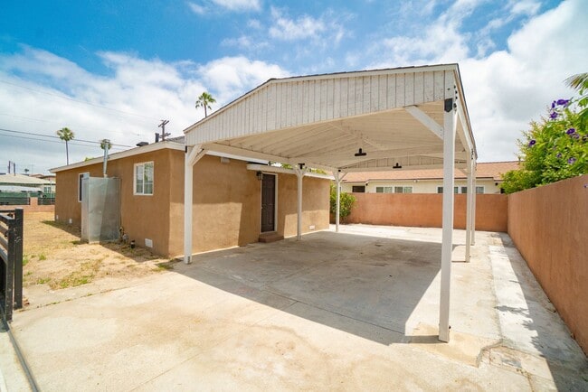 Building Photo - RECENTLY REMODELED, BRIGHT & AIRY 3BR2BA HOUSE ON SPACIOUS CORNER LOT W/ LARGE WRAP AROUND YARD &...