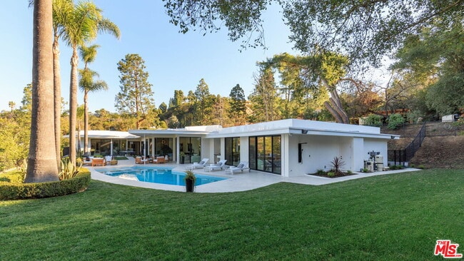 Building Photo - 1935 Loma Vista Dr