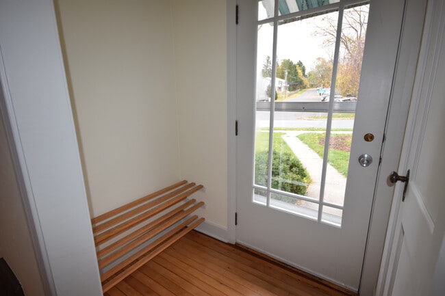 Building Photo - Professionals Only - 3 bedrooms 1 bath house