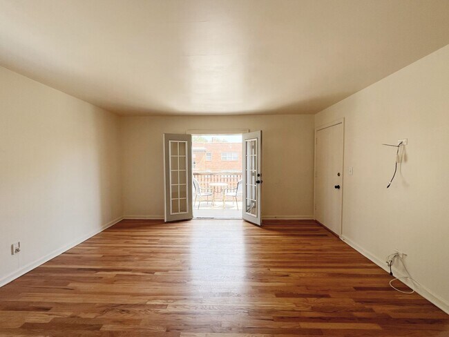Building Photo - SEE IT NOW: Charming Updated Apartment with Private Balcony ~ $500 MOVE-IN SPECIAL!