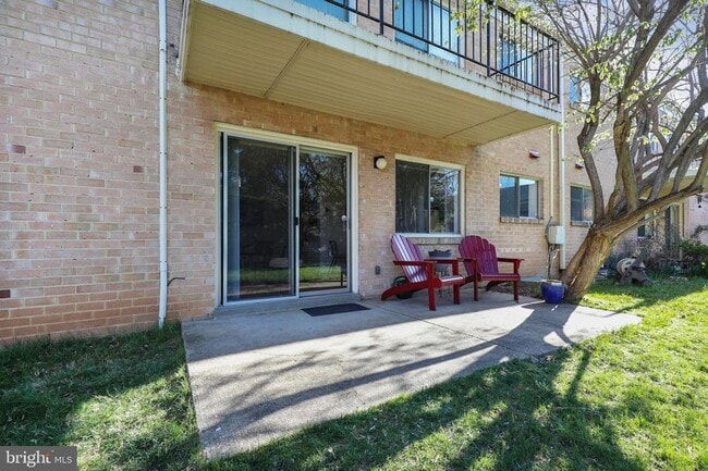 Building Photo - Private and Spacious Condo in Bethesda!