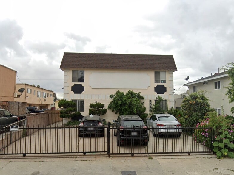 Building Photo - 2022 E 2nd St