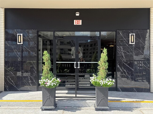 Building Photo - 2016 Main St