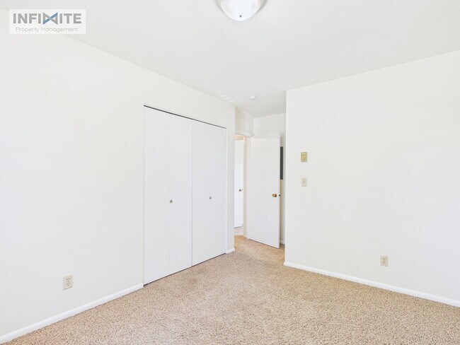 Building Photo - 3 Bedroom off East Valley Center!