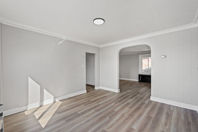 Building Photo - Beautiful 3 Bedroom House in Carrick Available May 1!