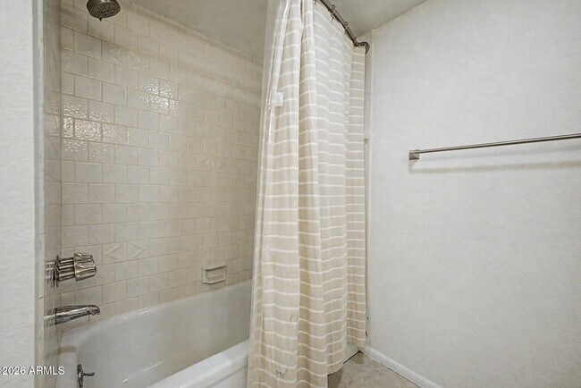 Building Photo - 2225 E Catalina Dr