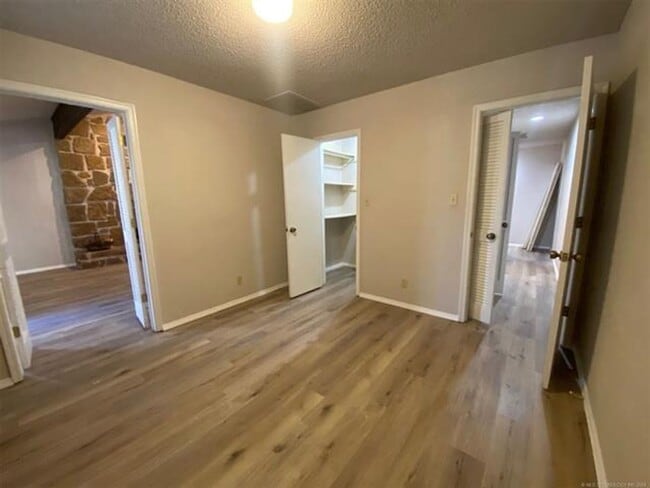 Building Photo - Jenks Schools! This 3 bedroom, 2 bath duplex is located at back of cul-de-sac