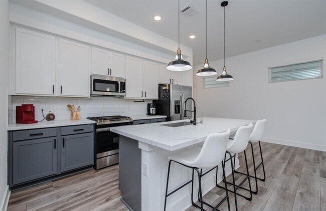 Building Photo - 970 Highland Sound Ln