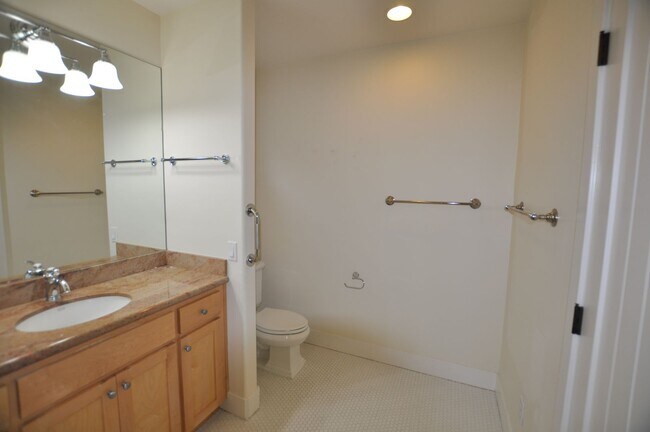 Building Photo - Luxury Craftsman Style Home in quiet San M...