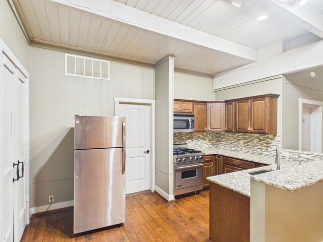Building Photo - Charming 2BR/2BA with incredible storage in Fredericksburg, TX!