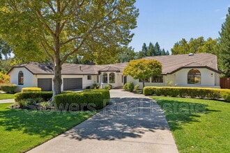 Building Photo - 1121 Douglas Ct