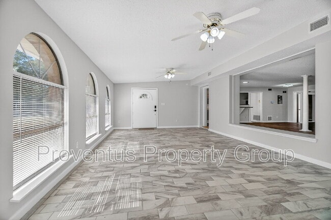 Building Photo - 8 Manor Dr