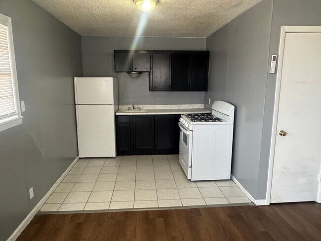 Building Photo - 611 N Mirror St