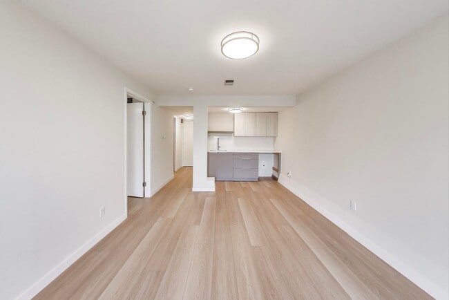 Building Photo - Beautiful Updated 3BD/2BA + Bonus Room Hom...