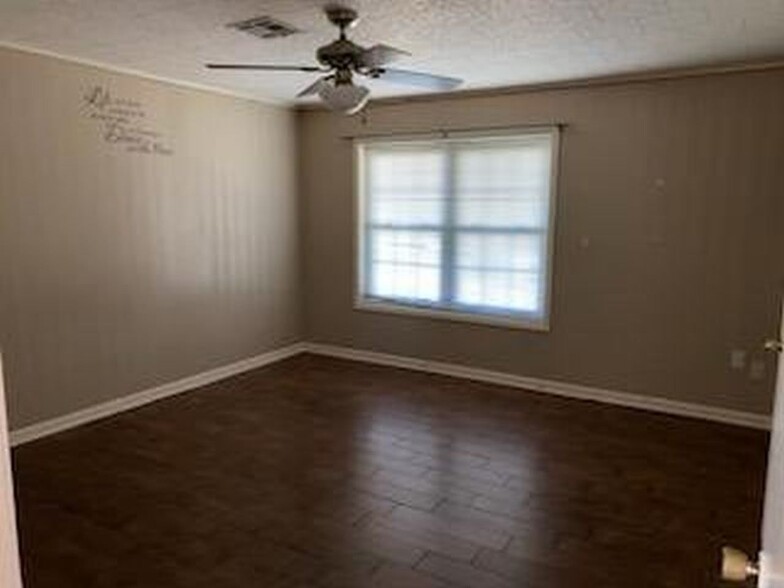 Master bedroom - 606 Comfort Ln