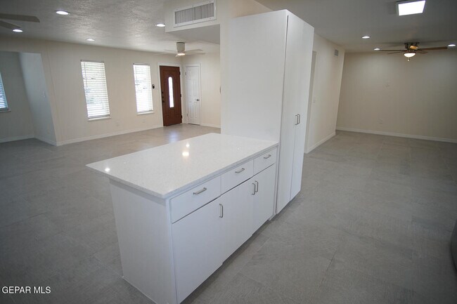 Building Photo - 4573 Bobolink Way