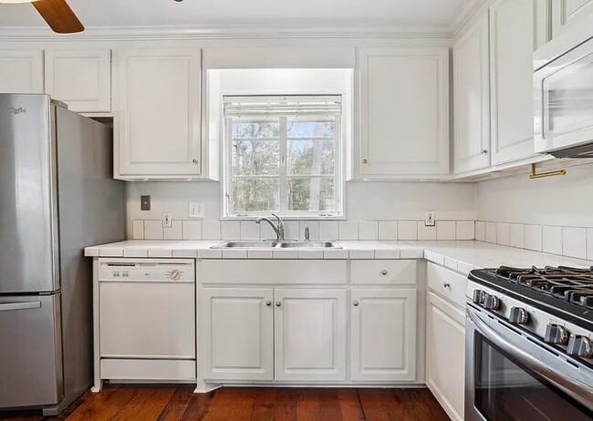 Building Photo - 4346 Manhassett Dr