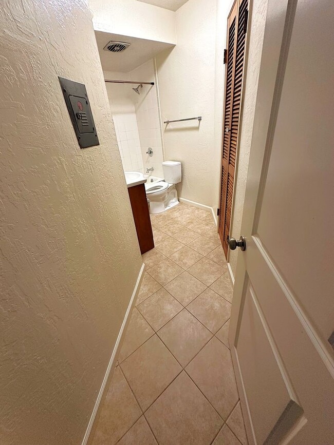 Building Photo - Cozy 1 Bedroom 1 bath, next to the police ...