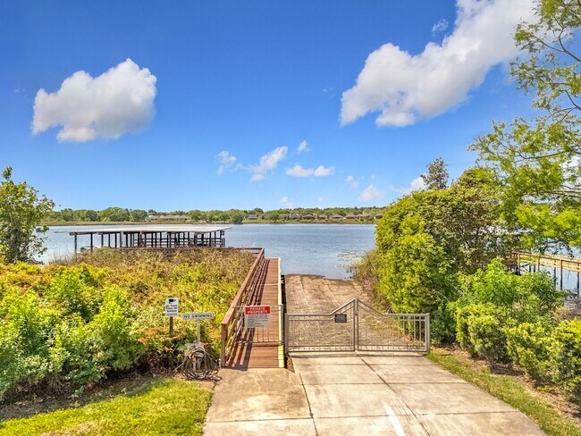 Building Photo - 2 Bedroom, 2 Bath | Lake Community | Dock & Boat Ramp Access