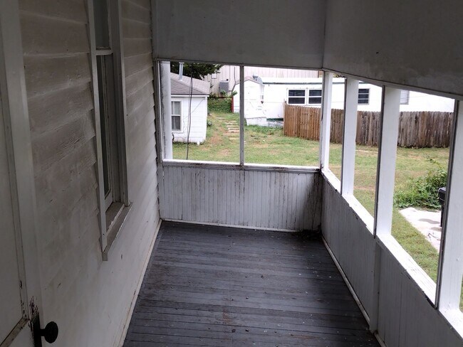 Building Photo - LARGE 2 BEDROOM 1 BATH UPPER LEVEL APARTMENT IN ROSSVILLE