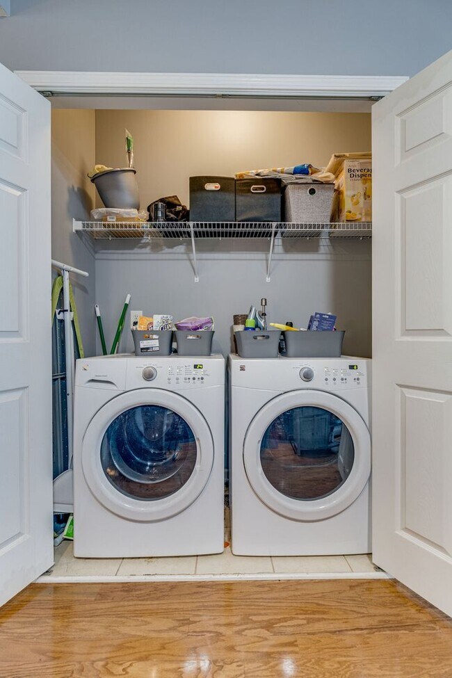 Building Photo - 2 BEDROOM 2 BATH TOWNHOME CLOSE TO DOWNTOWN