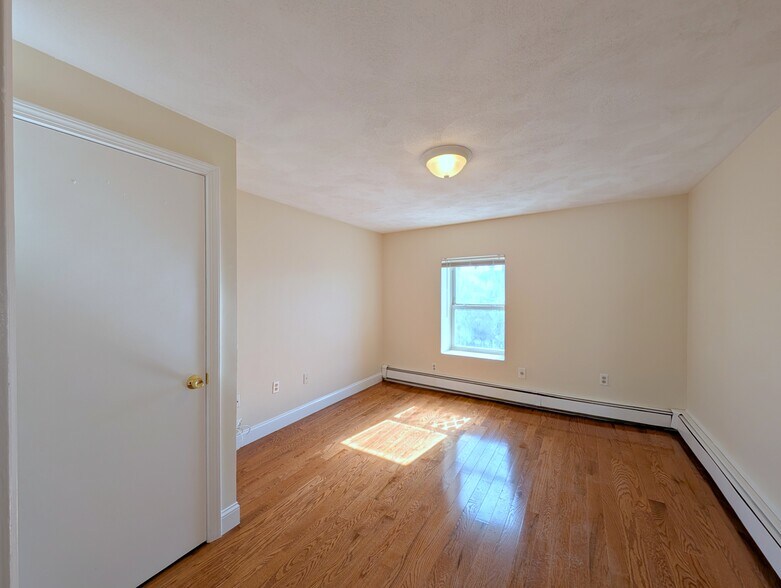 Building Photo - 6 Evergreen Sq