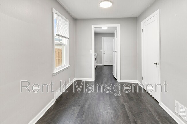 Building Photo - 4841 Pierce St.